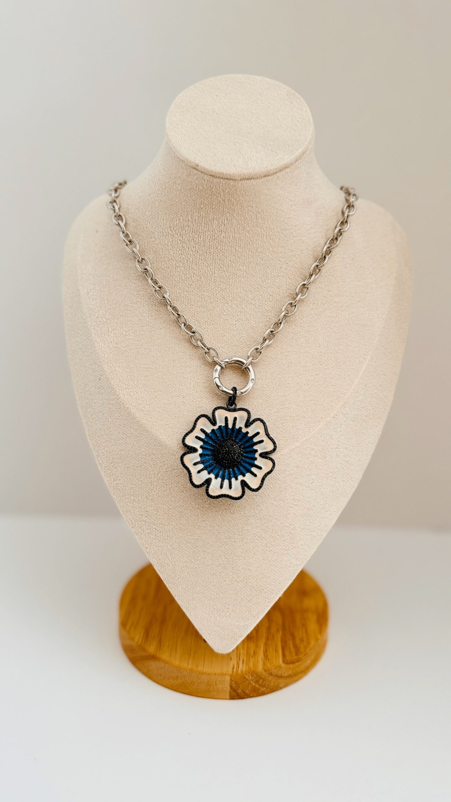 Silver chain necklace w/enamel flower